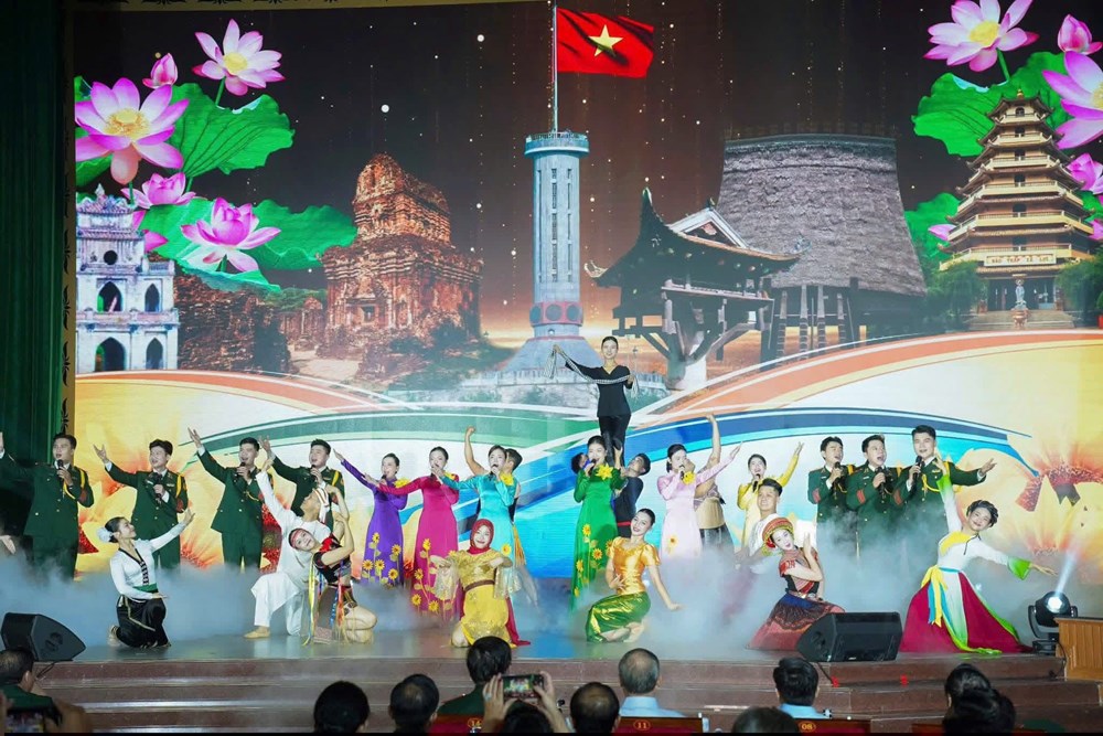 Đại tướng Nguyễn Trọng Nghĩa chủ trì gặp mặt đại biểu văn nghệ sĩ khu vực phía Nam - ảnh 6