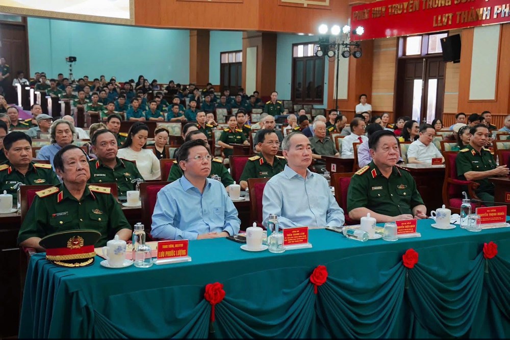 Đại tướng Nguyễn Trọng Nghĩa chủ trì gặp mặt đại biểu văn nghệ sĩ khu vực phía Nam - ảnh 1