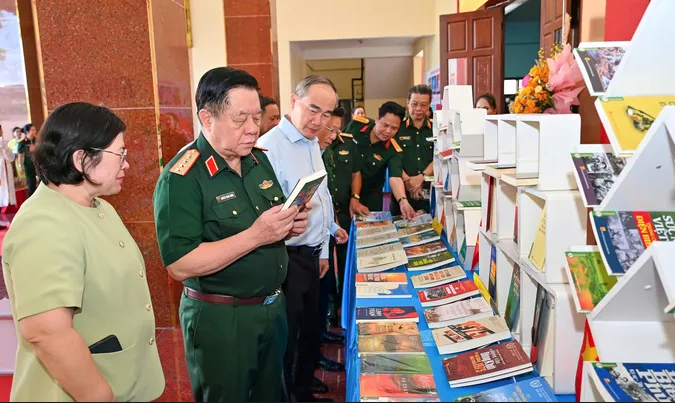Đại tướng Nguyễn Trọng Nghĩa chủ trì gặp mặt đại biểu văn nghệ sĩ khu vực phía Nam - ảnh 5