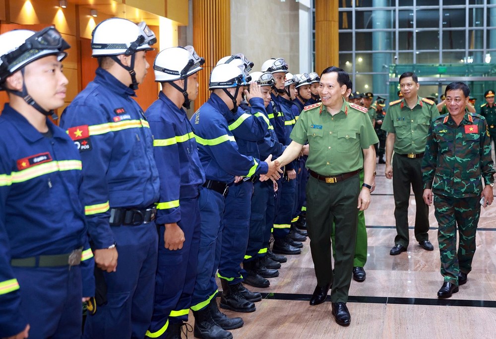 Thứ trưởng Lê Văn Tuyến tiễn Đội cứu nạn, cứu hộ Bộ Công an lên đường đến Venezuela - ảnh 1