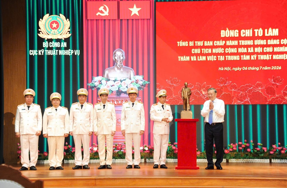 Tổng Bí thư, Chủ tịch nước Tô Lâm thăm và làm việc với Trung tâm Kỹ thuật nghiệp vụ Bộ Công an - ảnh 5