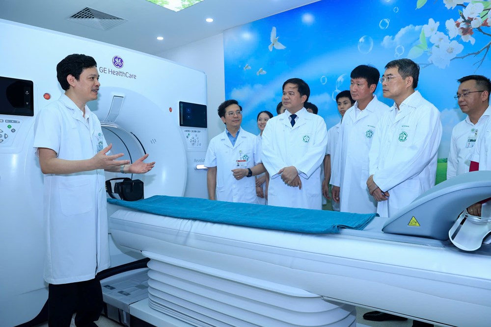 Thủ tướng: Đầu tư cho y tế không chỉ để phục vụ khám, chữa bệnh mà còn để đầu tư cho tương lai - ảnh 5
