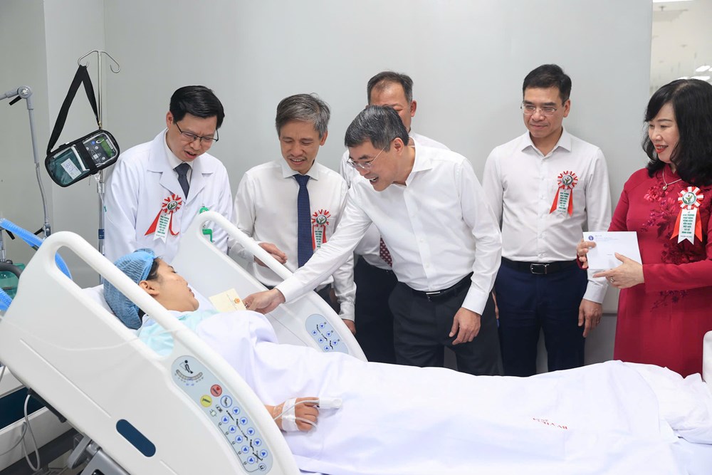 Thủ tướng: Đầu tư cho y tế không chỉ để phục vụ khám, chữa bệnh mà còn để đầu tư cho tương lai - ảnh 4