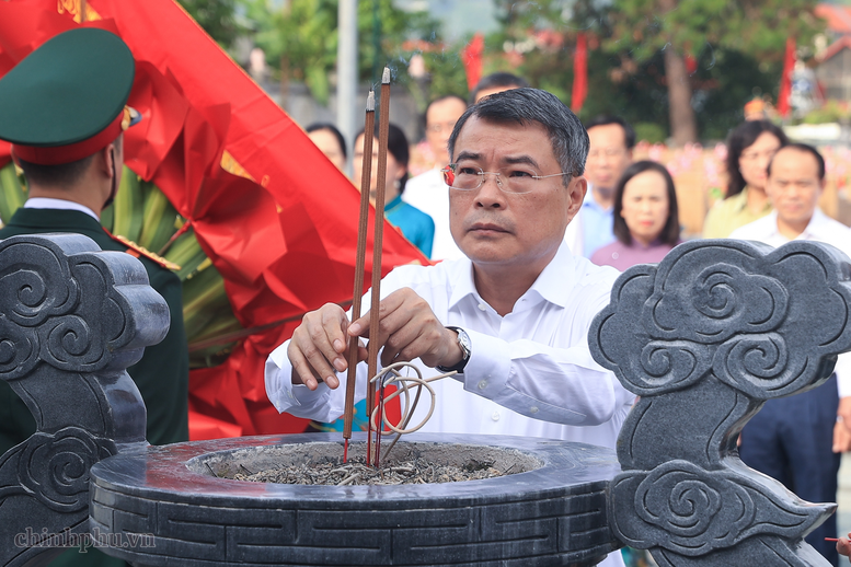 Thủ tướng dâng hương tưởng niệm các Anh hùng liệt sĩ tại Lạng Sơn - ảnh 2
