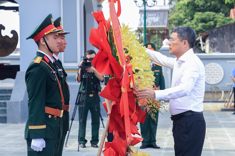 Thủ tướng dâng hương tưởng niệm các Anh hùng liệt sĩ tại Lạng Sơn - ảnh 1