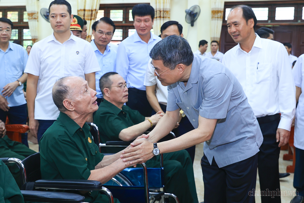 Thủ tướng Lê Minh Hưng thăm, tặng quà các thương binh, bệnh binh tại Ninh Bình - ảnh 1