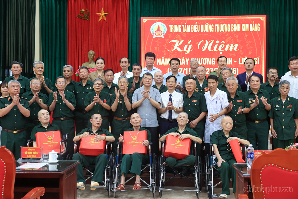 Thủ tướng Lê Minh Hưng thăm, tặng quà các thương binh, bệnh binh tại Ninh Bình - ảnh 2