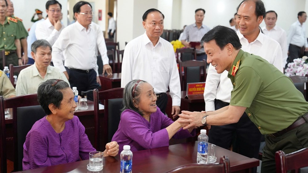 Bộ trưởng Lương Tam Quang dâng hương tri ân các Anh hùng liệt sĩ, thăm, tặng quà các gia đình chính sách và người có công tại tỉnh Gia Lai - ảnh 4