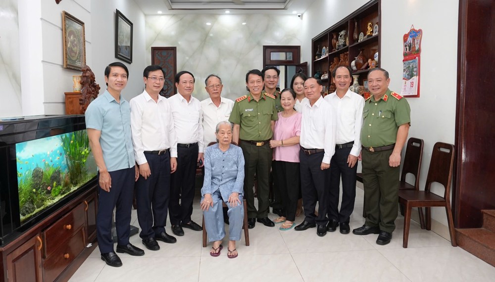 Bộ trưởng Lương Tam Quang dâng hương tri ân các Anh hùng liệt sĩ, thăm, tặng quà các gia đình chính sách và người có công tại tỉnh Gia Lai - ảnh 6