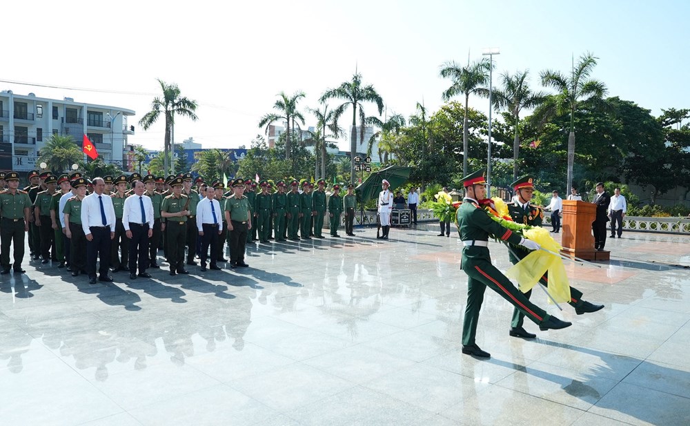 Bộ trưởng Lương Tam Quang dâng hương tri ân các Anh hùng liệt sĩ, thăm, tặng quà các gia đình chính sách và người có công tại tỉnh Gia Lai - ảnh 2