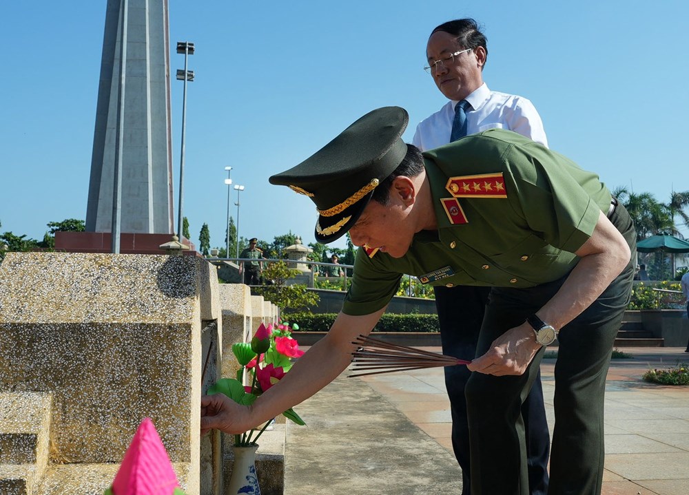 Bộ trưởng Lương Tam Quang dâng hương tri ân các Anh hùng liệt sĩ, thăm, tặng quà các gia đình chính sách và người có công tại tỉnh Gia Lai - ảnh 3