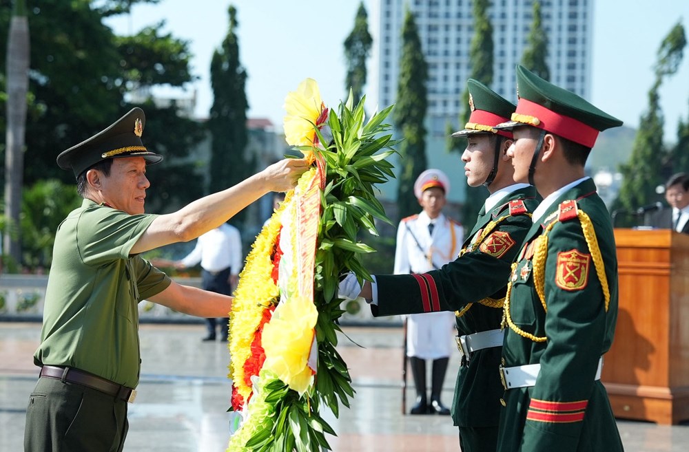 Bộ trưởng Lương Tam Quang dâng hương tri ân các Anh hùng liệt sĩ, thăm, tặng quà các gia đình chính sách và người có công tại tỉnh Gia Lai - ảnh 1