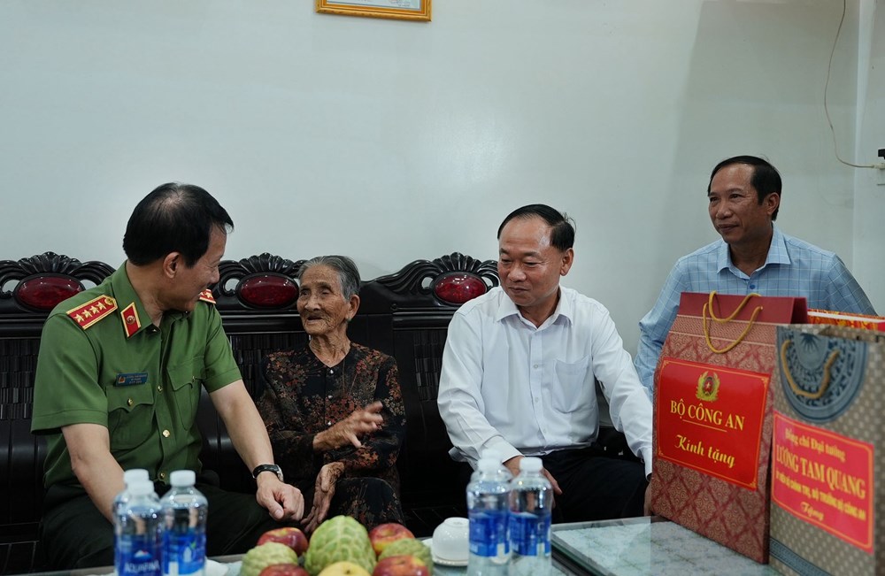 Bộ trưởng Lương Tam Quang dâng hương tri ân các Anh hùng liệt sĩ, thăm, tặng quà các gia đình chính sách và người có công tại tỉnh Gia Lai - ảnh 5