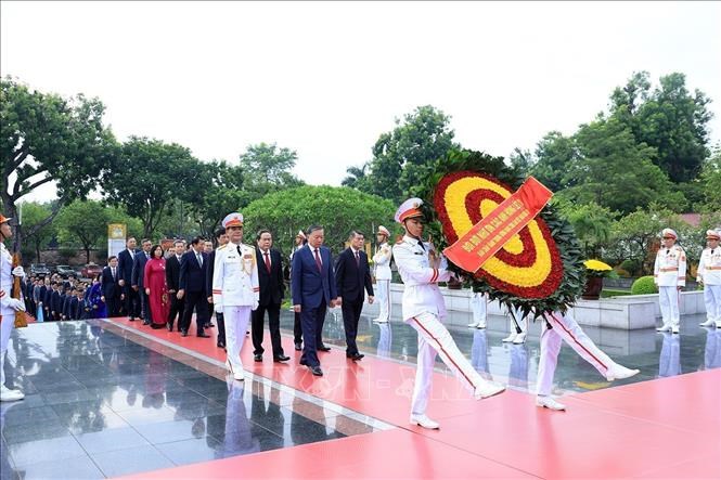 Ban Chấp hành Trung ương Đảng vào Lăng viếng Chủ tịch Hồ Chí Minh - ảnh 6