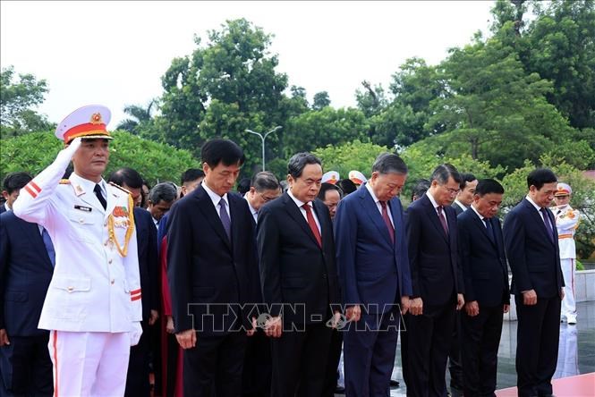 Ban Chấp hành Trung ương Đảng vào Lăng viếng Chủ tịch Hồ Chí Minh - ảnh 7
