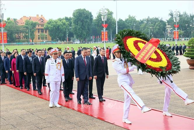 Ban Chấp hành Trung ương Đảng vào Lăng viếng Chủ tịch Hồ Chí Minh - ảnh 1