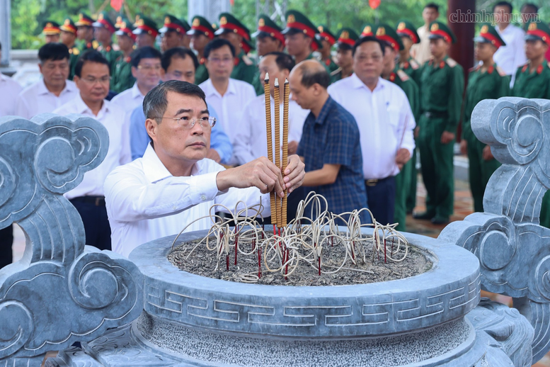 Thủ tướng Lê Minh Hưng tưởng niệm Chủ tịch Hồ Chí Minh, Đại tướng Võ Nguyên Giáp và các Anh hùng liệt sĩ tại Điện Biên Phủ - ảnh 1