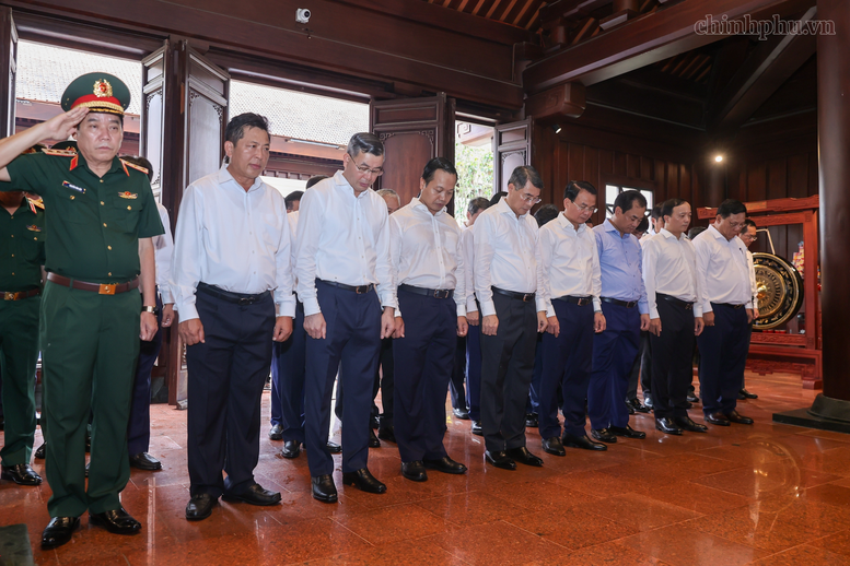 Thủ tướng Lê Minh Hưng tưởng niệm Chủ tịch Hồ Chí Minh, Đại tướng Võ Nguyên Giáp và các Anh hùng liệt sĩ tại Điện Biên Phủ - ảnh 2