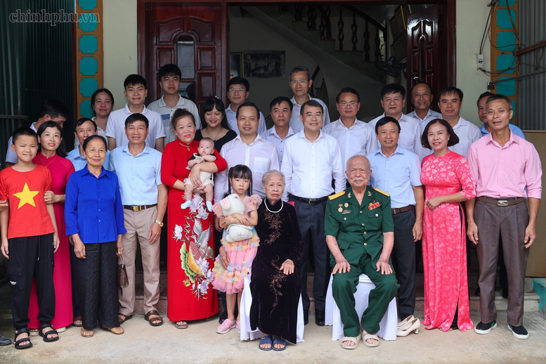Thủ tướng Lê Minh Hưng tưởng niệm Chủ tịch Hồ Chí Minh, Đại tướng Võ Nguyên Giáp và các Anh hùng liệt sĩ tại Điện Biên Phủ - ảnh 5