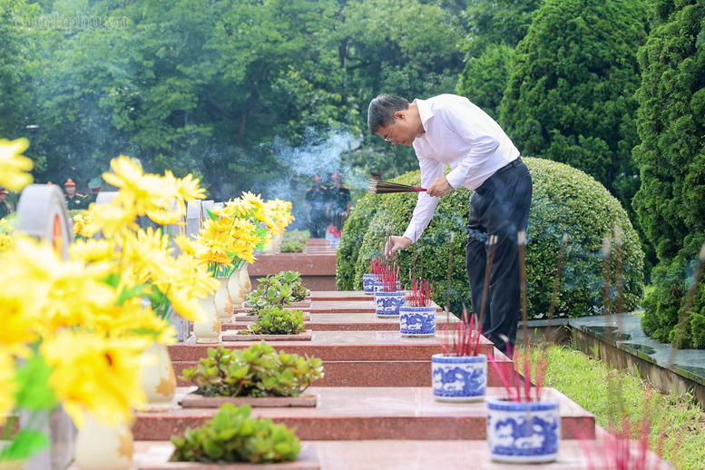 Thủ tướng Lê Minh Hưng tưởng niệm Chủ tịch Hồ Chí Minh, Đại tướng Võ Nguyên Giáp và các Anh hùng liệt sĩ tại Điện Biên Phủ - ảnh 4