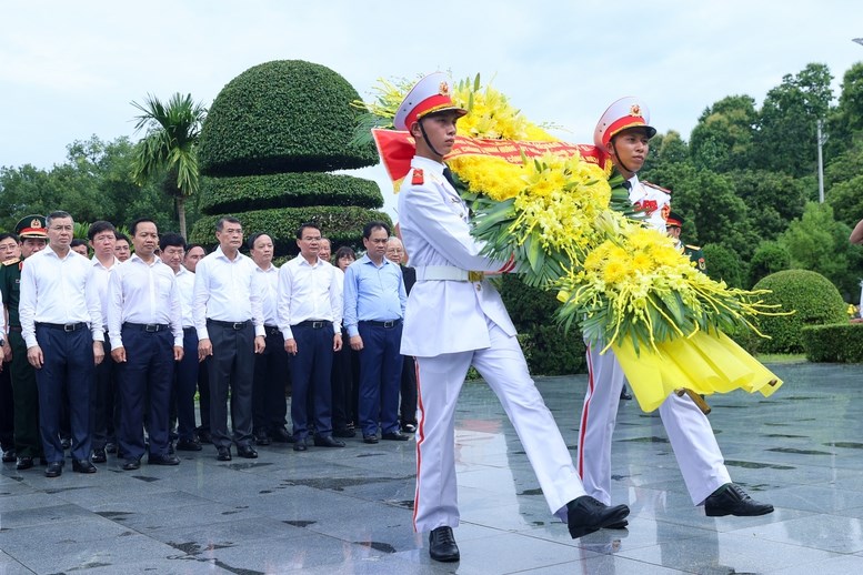 Thủ tướng Lê Minh Hưng tưởng niệm Chủ tịch Hồ Chí Minh, Đại tướng Võ Nguyên Giáp và các Anh hùng liệt sĩ tại Điện Biên Phủ - ảnh 3