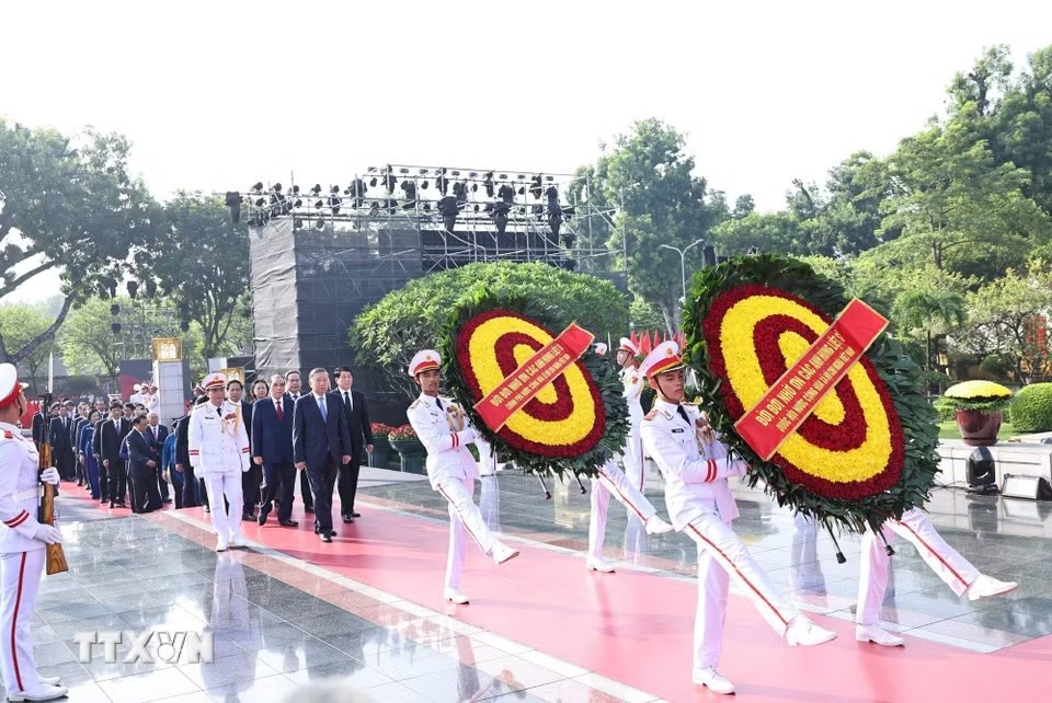 Lãnh đạo Đảng, Nhà nước dâng hương tưởng niệm các Anh hùng liệt sĩ - ảnh 1