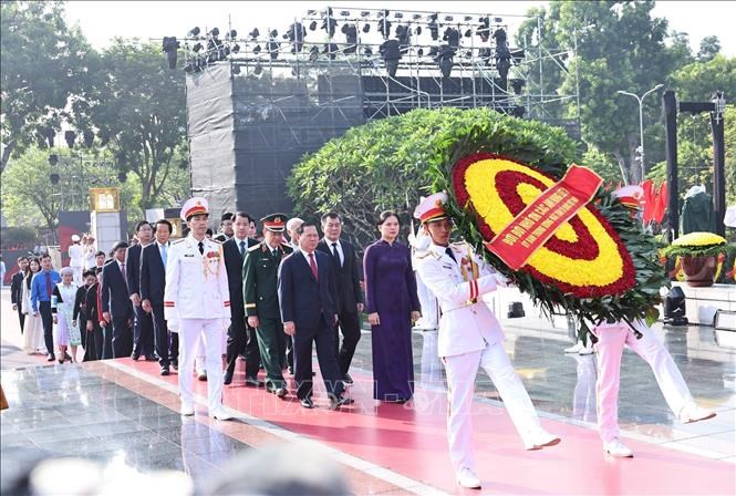 Lãnh đạo Đảng, Nhà nước dâng hương tưởng niệm các Anh hùng liệt sĩ - ảnh 2