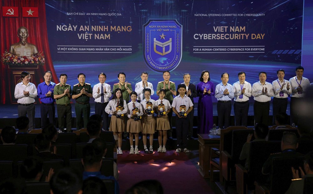 Thủ tướng Lê Minh Hưng: Lan tỏa văn hóa số an toàn, xây dựng không gian mạng tin cậy và nhân văn - ảnh 3