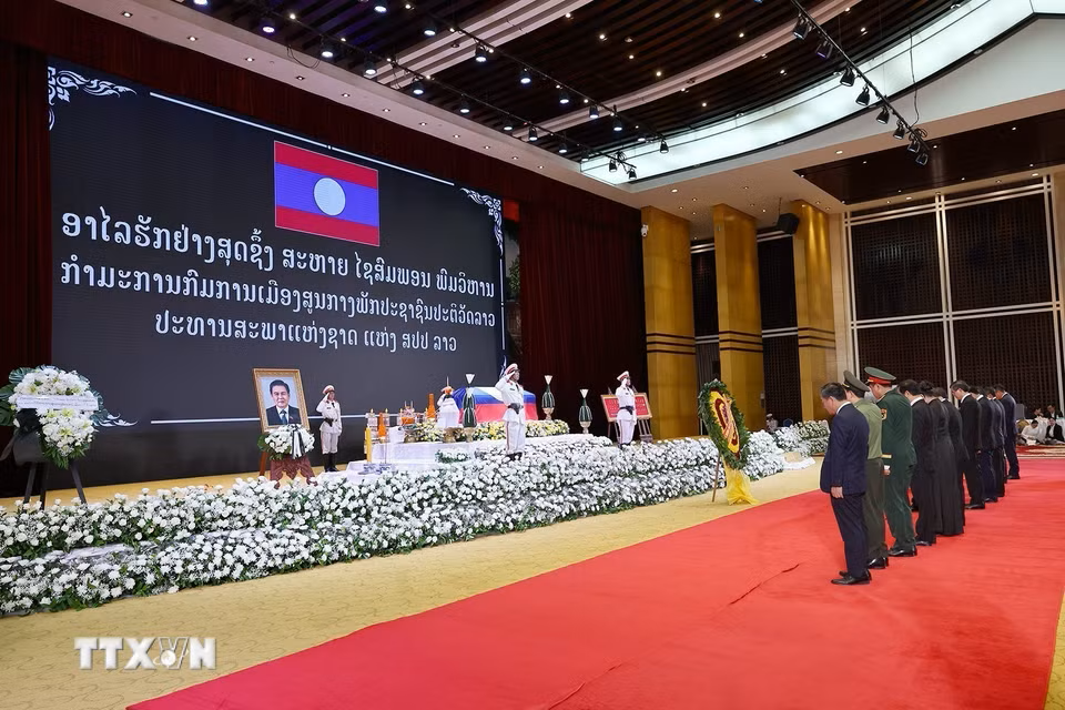 Chủ tịch Quốc hội Trần Thanh Mẫn viếng Chủ tịch Quốc hội Lào Xaysomphone Phomvihane - ảnh 4