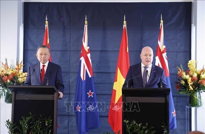 Tổng Bí thư, Chủ tịch nước Tô Lâm và Thủ tướng New Zealand gặp gỡ báo chí và chứng kiến trao các văn kiện hợp tác - ảnh 1