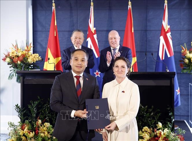 Tổng Bí thư, Chủ tịch nước Tô Lâm và Thủ tướng New Zealand gặp gỡ báo chí và chứng kiến trao các văn kiện hợp tác - ảnh 3
