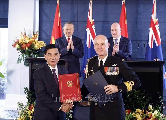 Tổng Bí thư, Chủ tịch nước Tô Lâm và Thủ tướng New Zealand gặp gỡ báo chí và chứng kiến trao các văn kiện hợp tác - ảnh 4