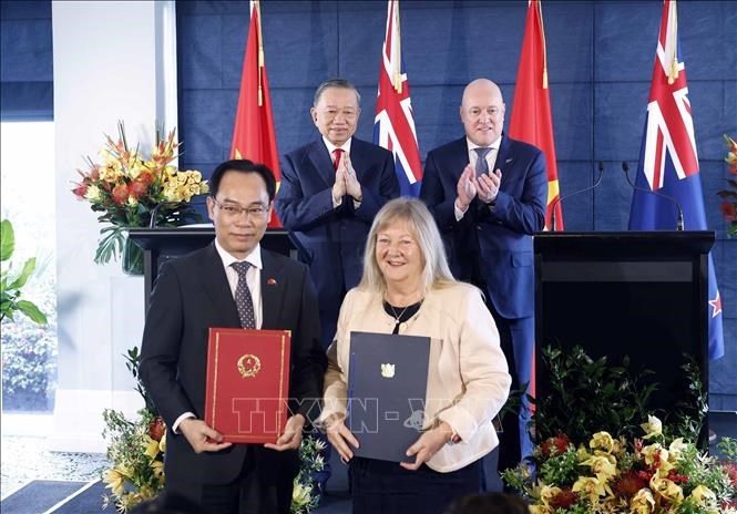 Tổng Bí thư, Chủ tịch nước Tô Lâm và Thủ tướng New Zealand gặp gỡ báo chí và chứng kiến trao các văn kiện hợp tác - ảnh 5