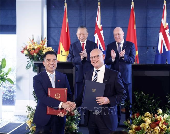 Tổng Bí thư, Chủ tịch nước Tô Lâm và Thủ tướng New Zealand gặp gỡ báo chí và chứng kiến trao các văn kiện hợp tác - ảnh 6
