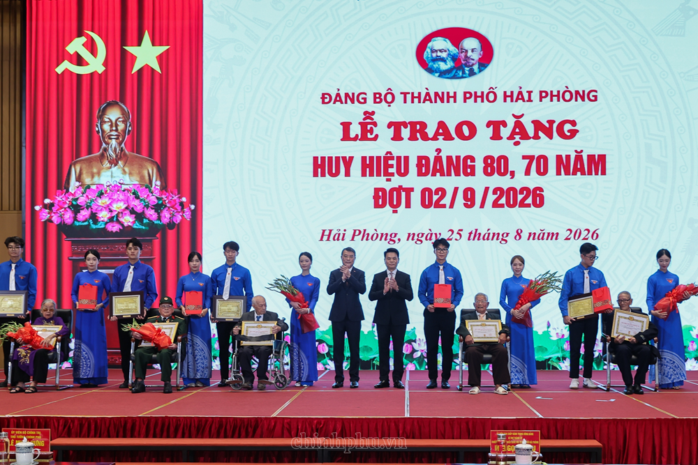 Thủ tướng Lê Minh Hưng trao Huy hiệu Đảng tặng các đảng viên lão thành - ảnh 2