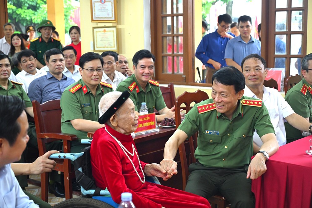 Đại tướng Lương Tam Quang, Bộ trưởng Bộ Công an trao tặng Huy hiệu cho đảng viên 80 năm tuổi Đảng - ảnh 3