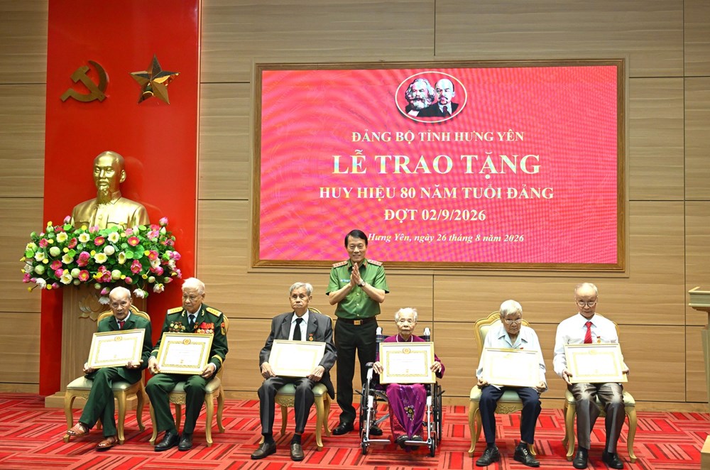 Đại tướng Lương Tam Quang, Bộ trưởng Bộ Công an trao tặng Huy hiệu cho đảng viên 80 năm tuổi Đảng - ảnh 4