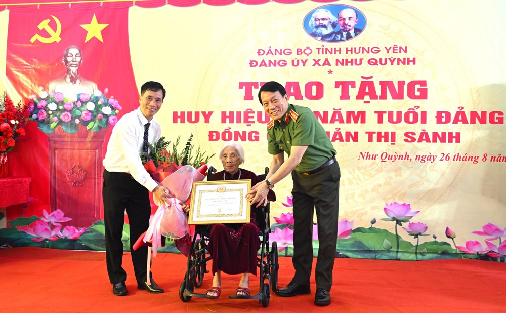 Đại tướng Lương Tam Quang, Bộ trưởng Bộ Công an trao tặng Huy hiệu cho đảng viên 80 năm tuổi Đảng - ảnh 1
