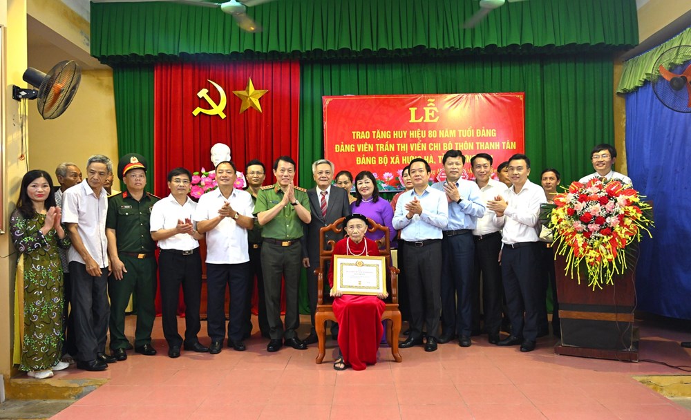 Đại tướng Lương Tam Quang, Bộ trưởng Bộ Công an trao tặng Huy hiệu cho đảng viên 80 năm tuổi Đảng - ảnh 2