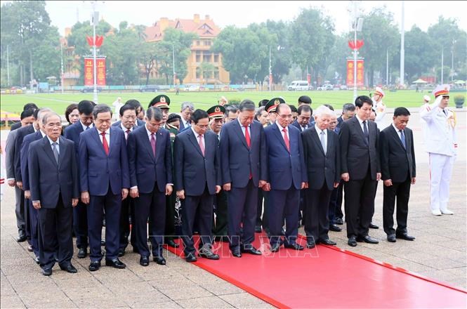 Lãnh đạo Đảng, Nhà nước vào Lăng viếng Chủ tịch Hồ Chí Minh - ảnh 2