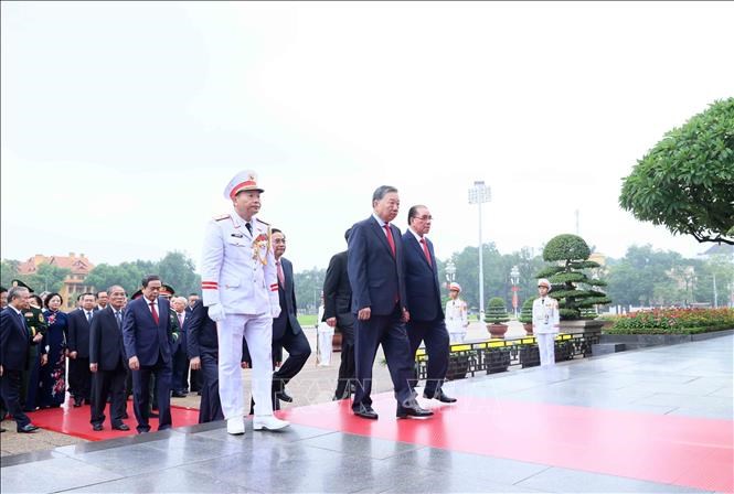 Lãnh đạo Đảng, Nhà nước vào Lăng viếng Chủ tịch Hồ Chí Minh - ảnh 3