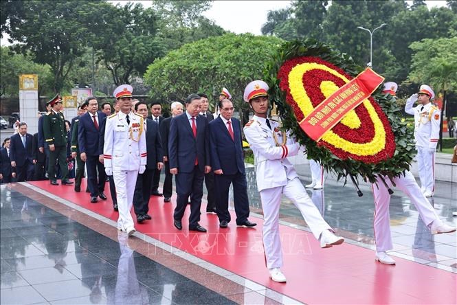 Lãnh đạo Đảng, Nhà nước vào Lăng viếng Chủ tịch Hồ Chí Minh - ảnh 4