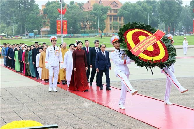 Lãnh đạo Đảng, Nhà nước vào Lăng viếng Chủ tịch Hồ Chí Minh - ảnh 5