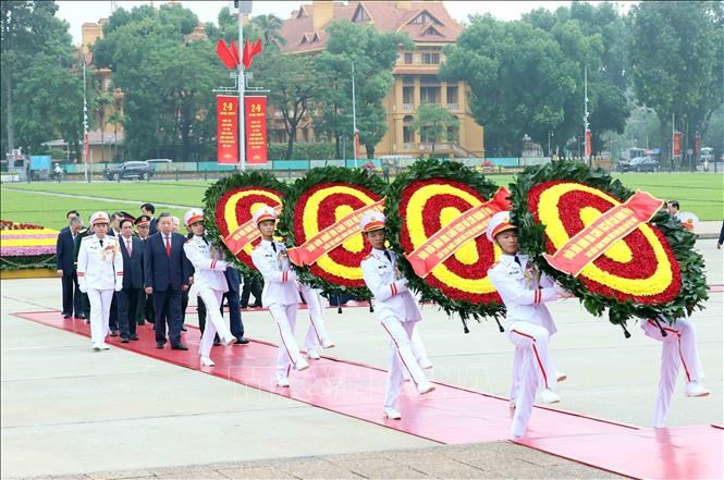 Lãnh đạo Đảng, Nhà nước vào Lăng viếng Chủ tịch Hồ Chí Minh - ảnh 1