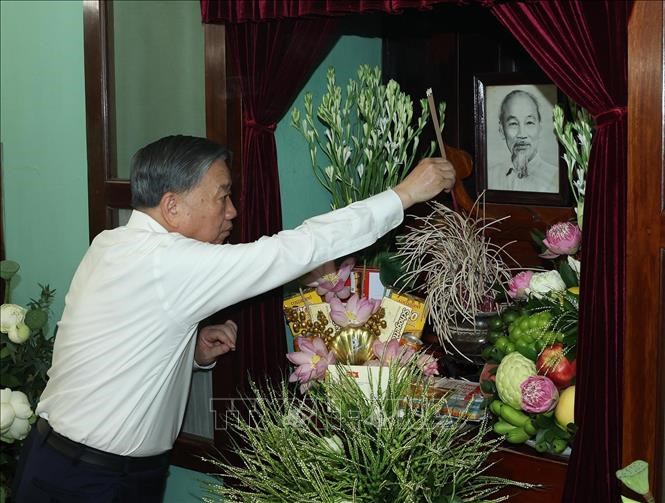 Tổng Bí thư, Chủ tịch nước Tô Lâm dâng hương tưởng nhớ Chủ tịch Hồ Chí Minh - ảnh 3