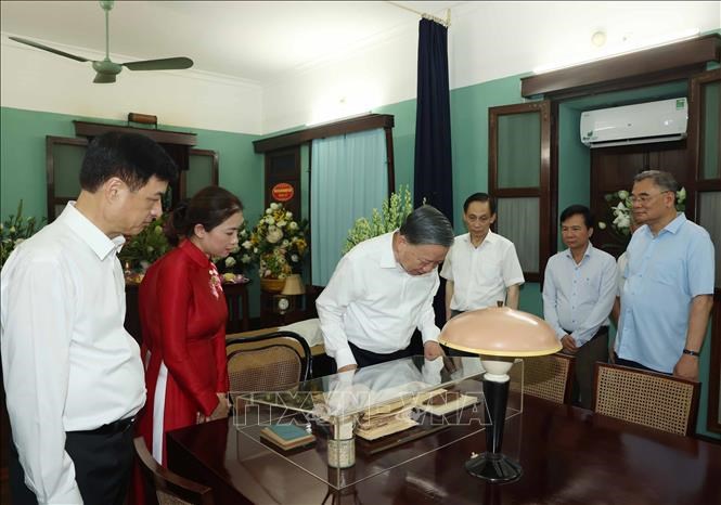 Tổng Bí thư, Chủ tịch nước Tô Lâm dâng hương tưởng nhớ Chủ tịch Hồ Chí Minh - ảnh 4