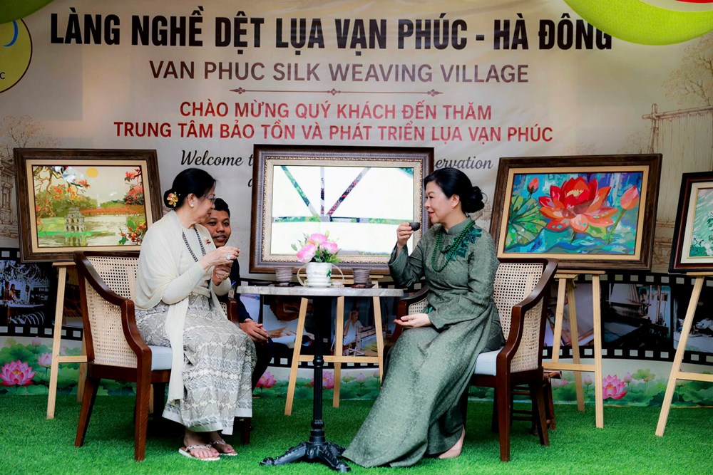 Phu nhân Tổng Bí thư, Chủ tịch nước và phu nhân Tổng thống Myanmar thăm làng lụa Vạn Phúc - ảnh 3