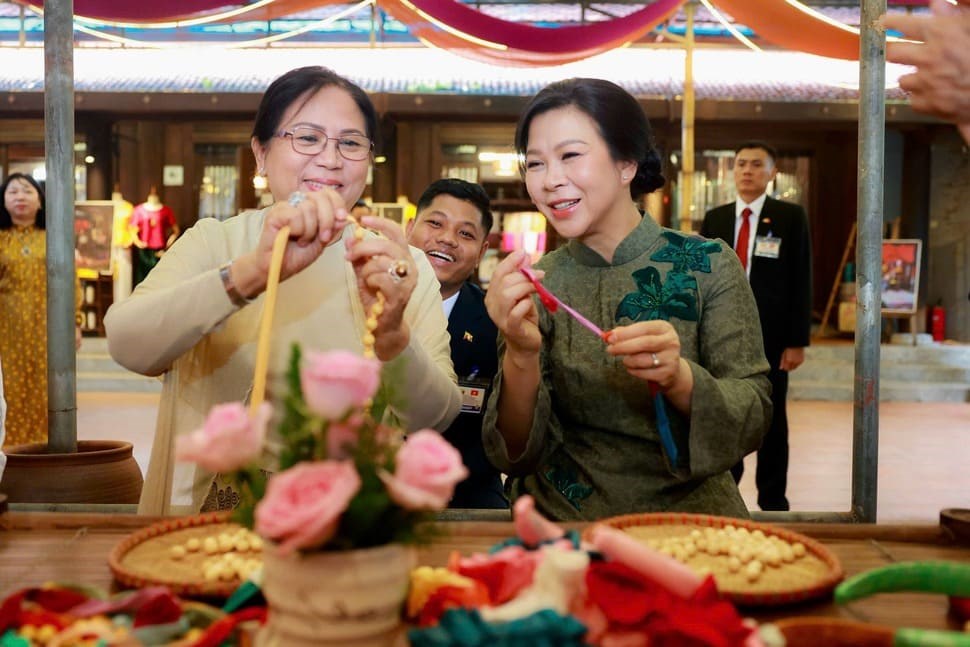 Phu nhân Tổng Bí thư, Chủ tịch nước và phu nhân Tổng thống Myanmar thăm làng lụa Vạn Phúc - ảnh 2