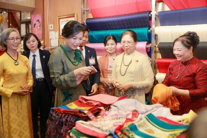 Phu nhân Tổng Bí thư, Chủ tịch nước và phu nhân Tổng thống Myanmar thăm làng lụa Vạn Phúc - ảnh 1