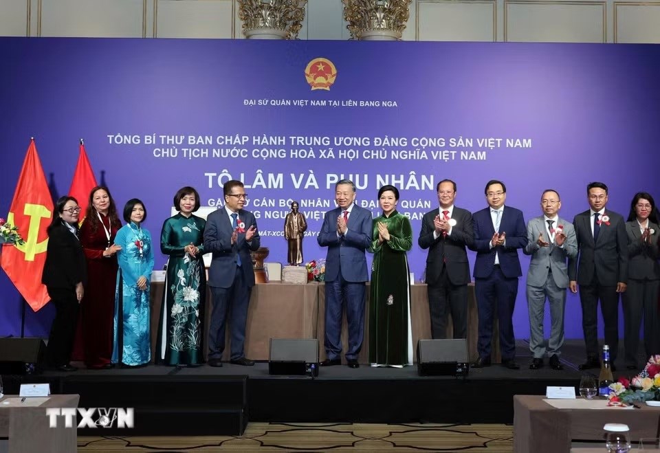 Tổng Bí thư, Chủ tịch nước Tô Lâm gặp gỡ cán bộ, nhân viên Đại sứ quán và cộng đồng người Việt Nam tại Liên bang Nga - ảnh 2